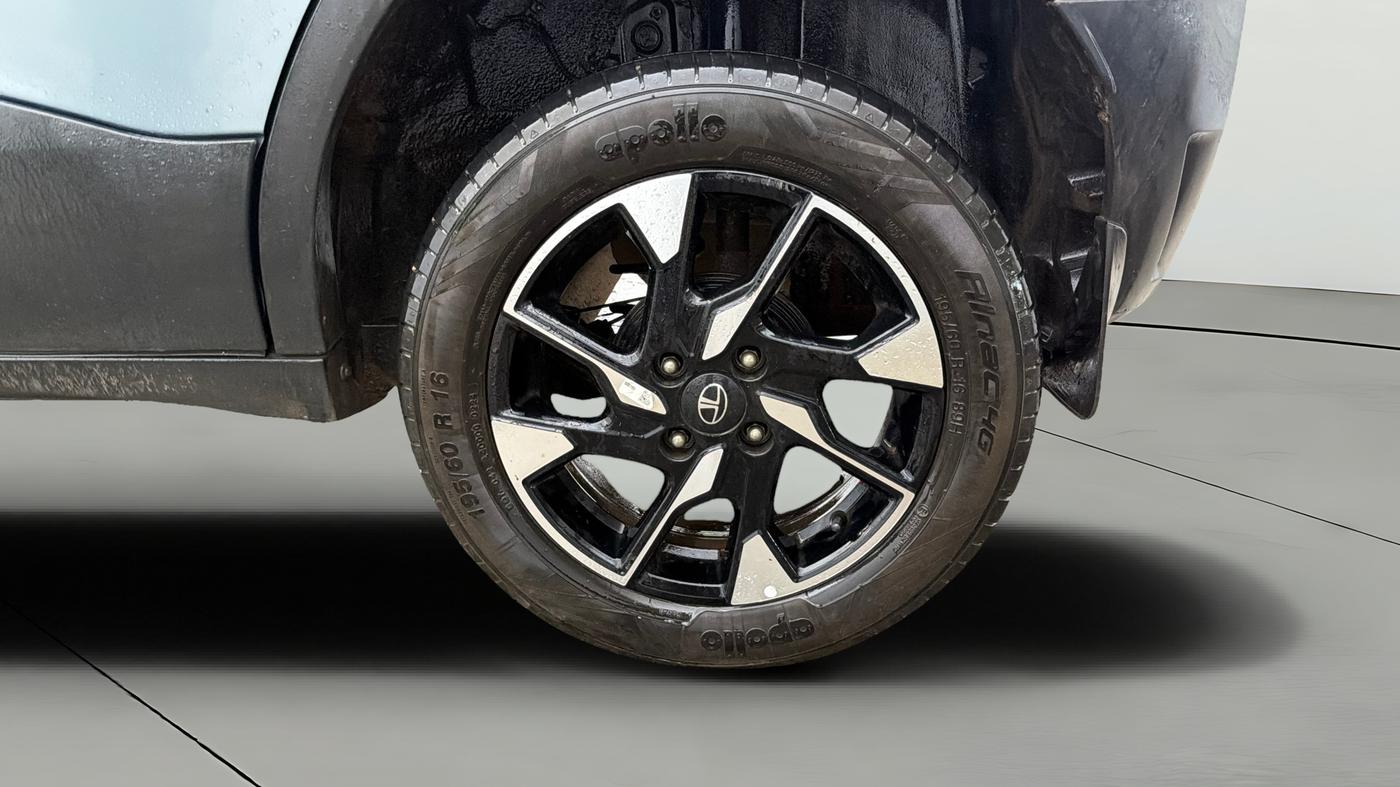 2024 Tata PUNCH ACCOMPLISHED DAZZLE PACK AMT, Petrol, Automatic, 26,229 km, Left Rear Wheel