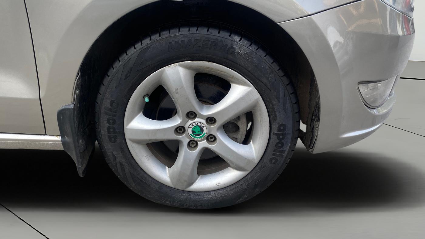 2012 Skoda Rapid ELEGANCE 1.6 MPI AT, Petrol, Automatic, 38,001 km, Right Front Wheel