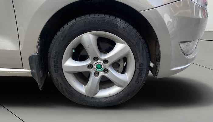 2012 Skoda Rapid ELEGANCE 1.6 MPI AT, Petrol, Automatic, 38,001 km, Right Front Wheel