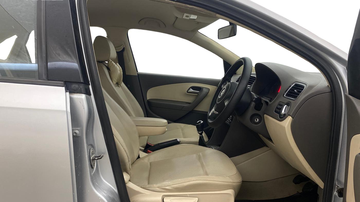2013 Volkswagen Vento HIGHLINE 1.6 MPI, Petrol, Manual, 1,12,363 km, Right Side Front Door Cabin