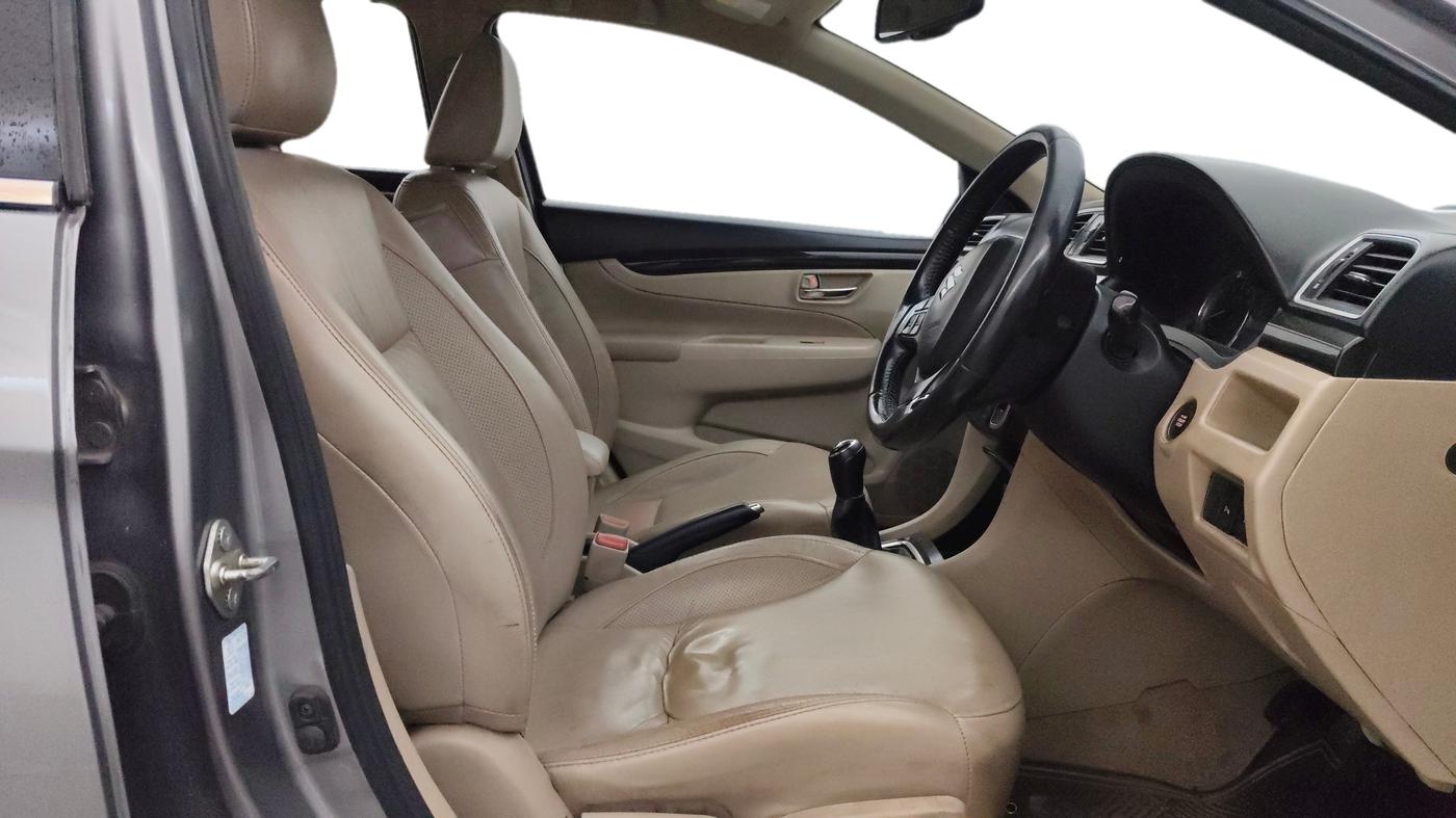 2016 Maruti Ciaz ZXI+, Petrol, Manual, 85,524 km, Right Side Front Door Cabin