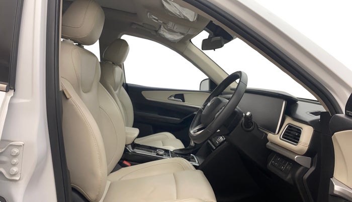 2023 Mahindra XUV700 AX 7 D AT AWD 7 STR, Diesel, Automatic, 94,253 km, Right Side Front Door Cabin