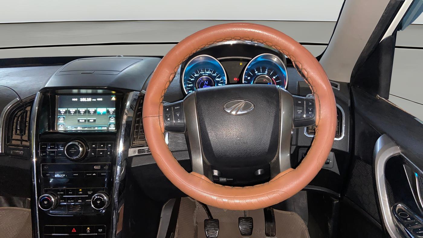 2020 Mahindra XUV500 W7, Diesel, Manual, 30,472 km, Steering Wheel Close Up