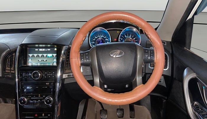 2020 Mahindra XUV500 W7, Diesel, Manual, 30,379 km, Steering Wheel Close Up