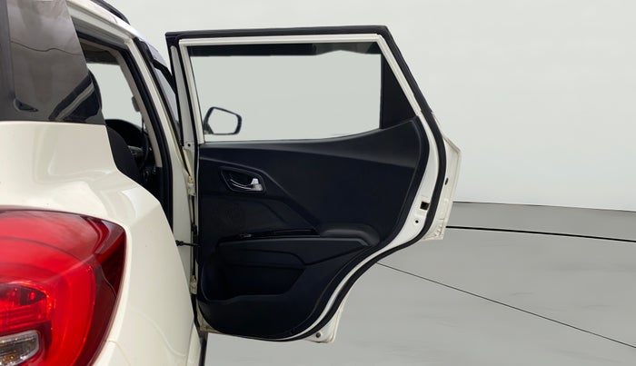 2023 Mahindra XUV300 W8 1.2 PETROL, Petrol, Manual, 28,310 km, RHS Rear Door