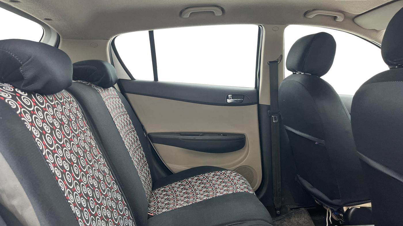 2013 Hyundai i20 SPORTZ 1.4 CRDI, Diesel, Manual, 1,30,474 km, Right Side Rear Door Cabin