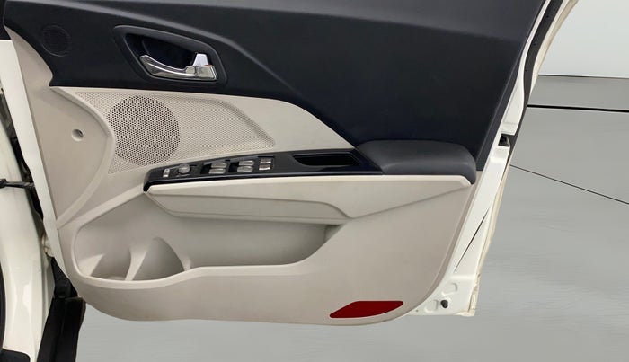 2022 Mahindra XUV300 W8 (O) 1.5 DIESEL, Diesel, Manual, 57,976 km, Driver Side Door Panels Control