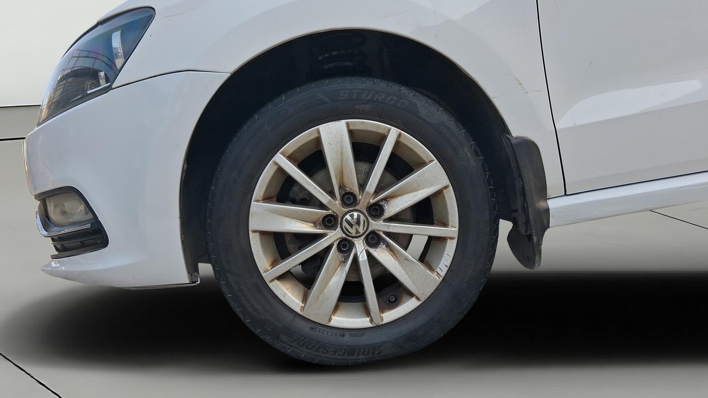 2016 Volkswagen Polo HIGHLINE1.2L, Petrol, Manual, 1,07,443 km, Left Front Wheel
