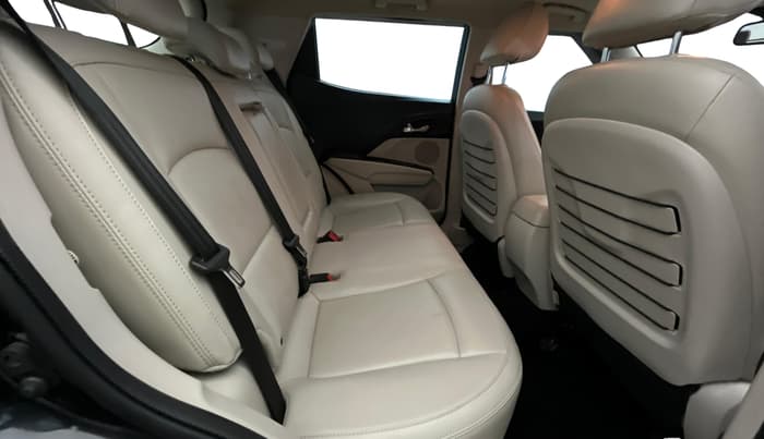 2019 Mahindra XUV300 W8 (O) 1.2 PETROL, Petrol, Manual, 54,222 km, Right Side Rear Door Cabin