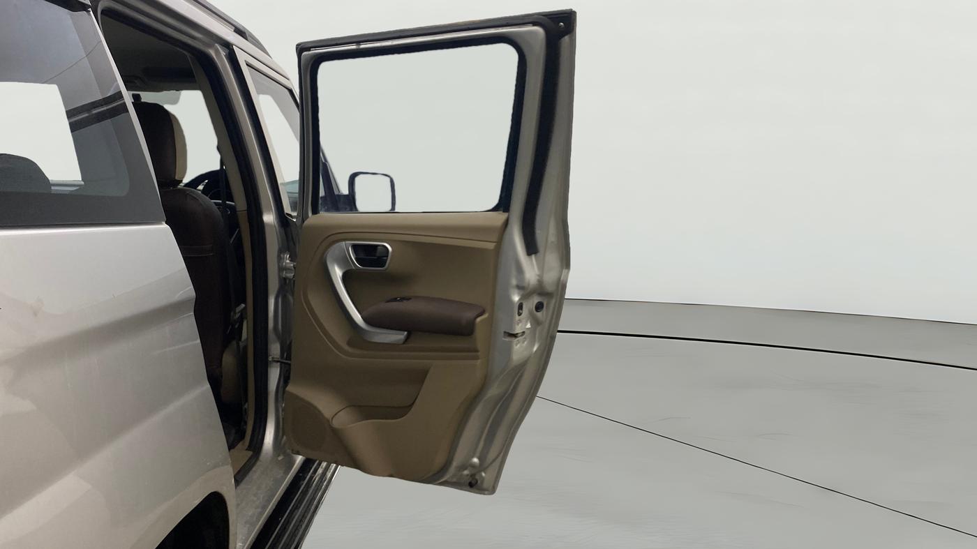 2018 Mahindra TUV300 T8, Diesel, Manual, 1,10,291 km, RHS Rear Door