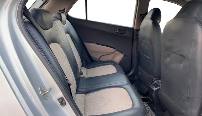 2016 Hyundai Grand i10 MAGNA AT 1.2 KAPPA VTVT, CNG, Automatic, 81,411 km, Right Side Rear Door Cabin