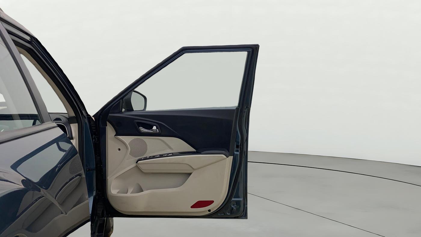 2022 Mahindra XUV300 W8 (O) 1.5 DIESEL AMT, Diesel, Automatic, 64,873 km, RHS Front Door