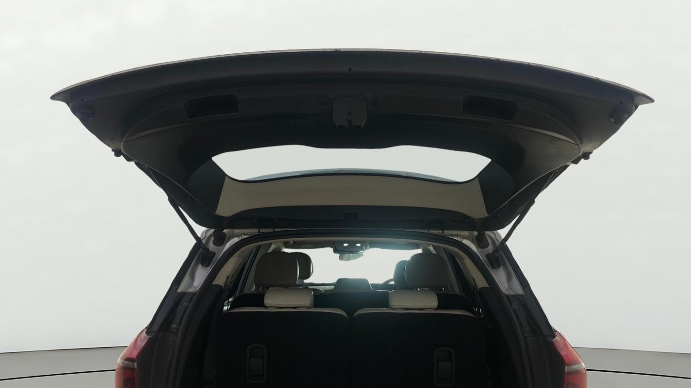 2023 Mahindra XUV700 AX 7 LUXURY D AT 7 STR, Diesel, Automatic, 1,40,211 km, Boot Door Open