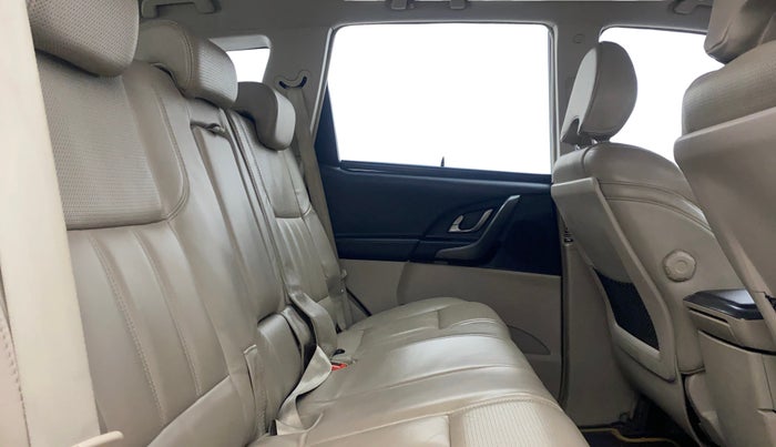 2016 Mahindra XUV500 W10 AT, Diesel, Automatic, 82,399 km, Right Side Rear Door Cabin