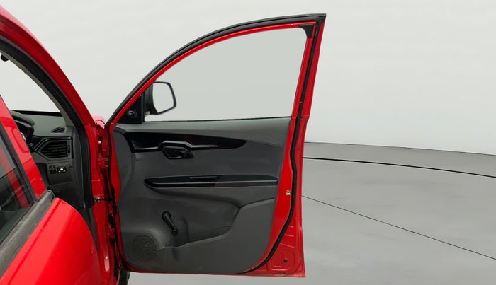 2018 Mahindra KUV 100 NXT K2 P 6 STR, CNG, Manual, 17,112 km, RHS Front Door