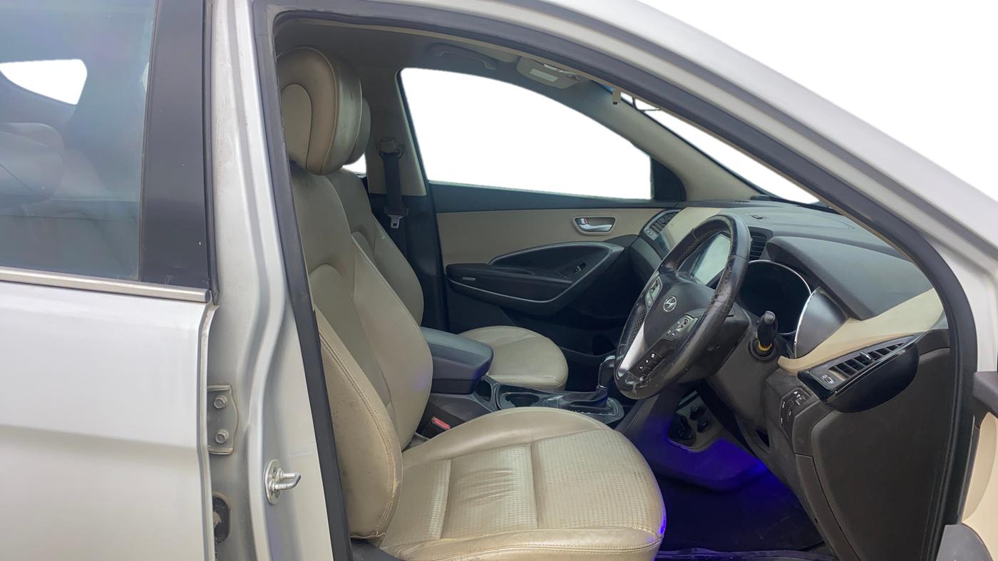 2014 Hyundai Santa Fe 4 WD AT, Diesel, Automatic, 1,45,736 km, Right Side Front Door Cabin