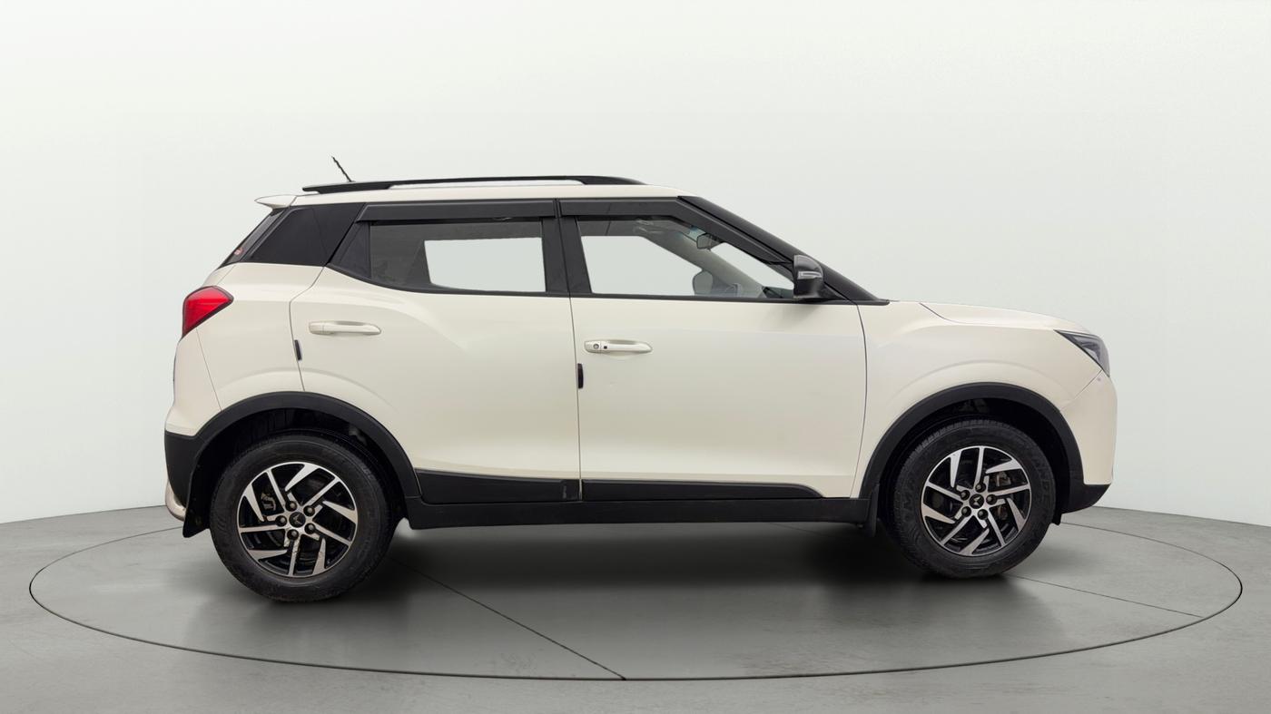 2022 Mahindra XUV300 W8 (O) 1.2 PETROL, Petrol, Manual, 29,859 km, Right Side View