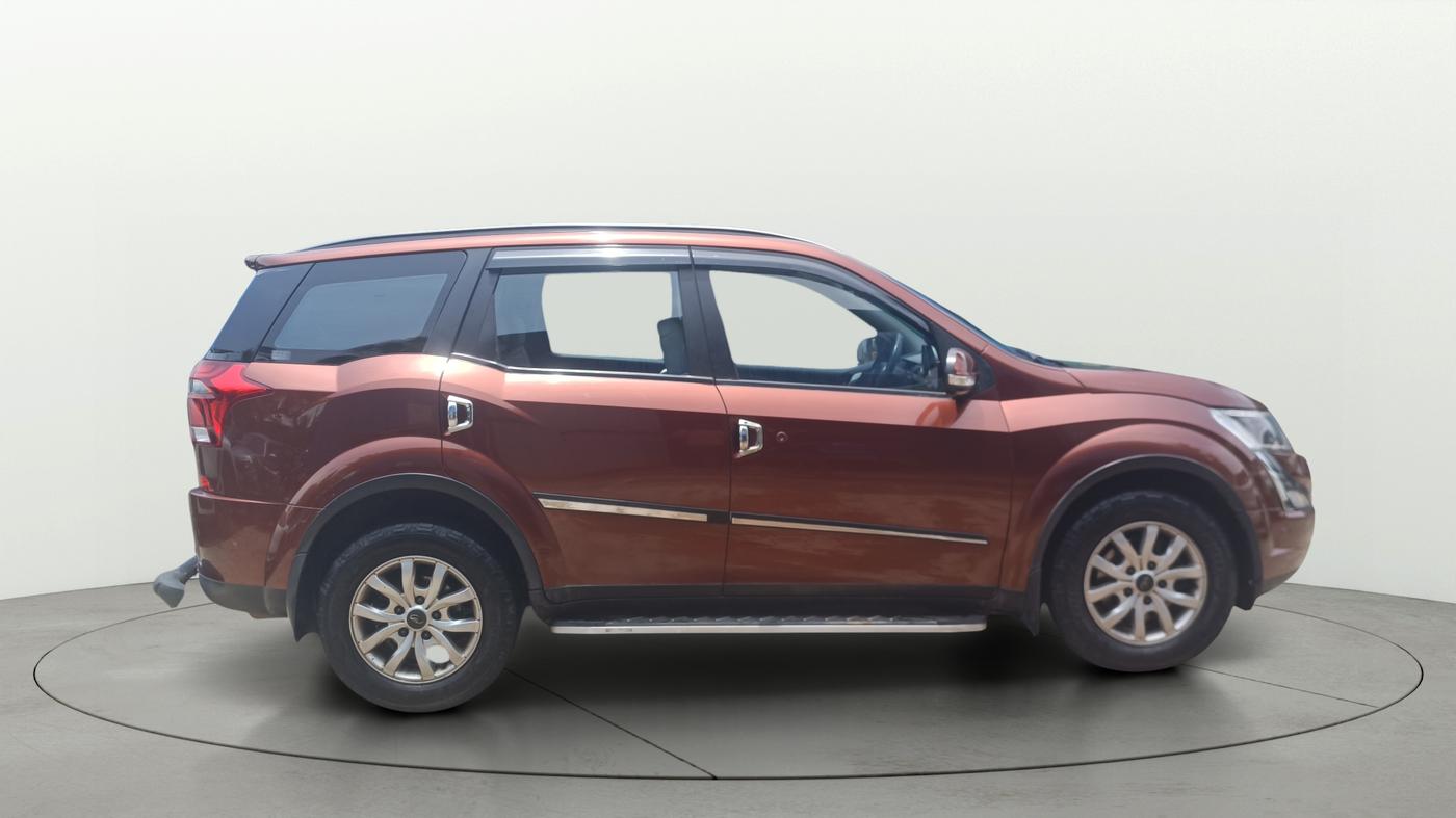 2019 Mahindra XUV500 W9, Diesel, Manual, 1,21,839 km, Right Side View
