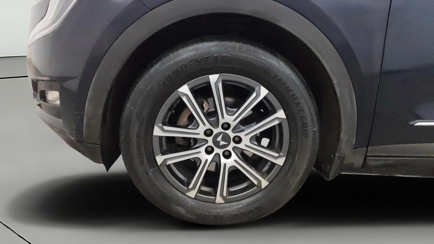 2023 Mahindra XUV700 AX 7 LUXURY D AWD AT 7 STR, Diesel, Automatic, 58,756 km, Left Front Wheel