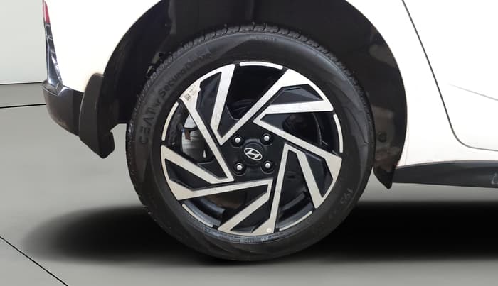 2025 Hyundai NEW I20 ASTA (O) 1.2 IVT, Petrol, Automatic, 3,891 km, Right Rear Wheel