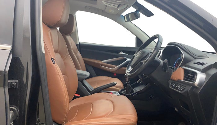 2023 MG HECTOR PLUS SHARP 2.0 DIESEL TURBO MT 6-STR, Diesel, Manual, 32,977 km, Right Side Front Door Cabin