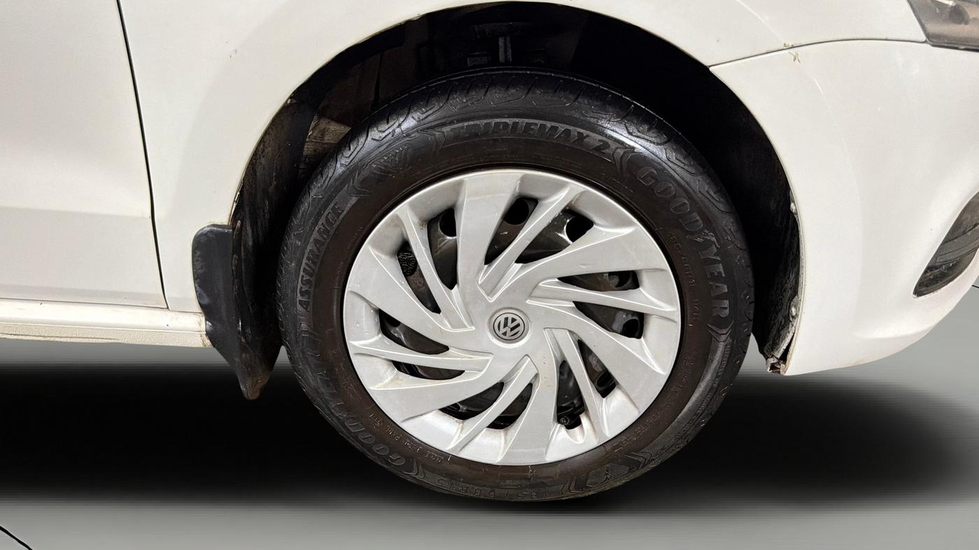 2015 Volkswagen Polo COMFORTLINE 1.2L, Petrol, Manual, 82,772 km, Right Front Wheel
