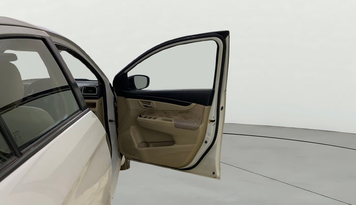 2016 Maruti Ciaz VXI+, Petrol, Manual, 1,19,955 km, RHS Front Door