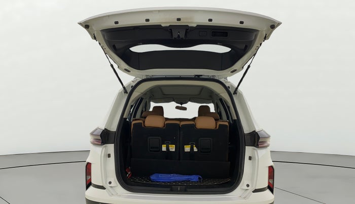 2024 Tata Safari ADVENTURE PLUS, Diesel, Manual, 29,863 km, Boot Door Open