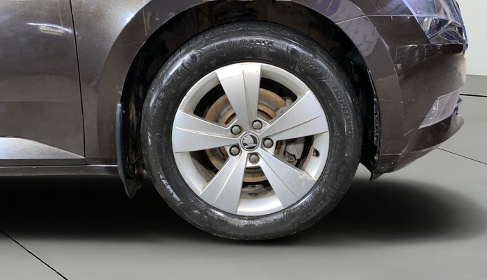 2019 Skoda Superb STYLE 1.8 TSI AT, Petrol, Automatic, 23,235 km, Right Front Wheel