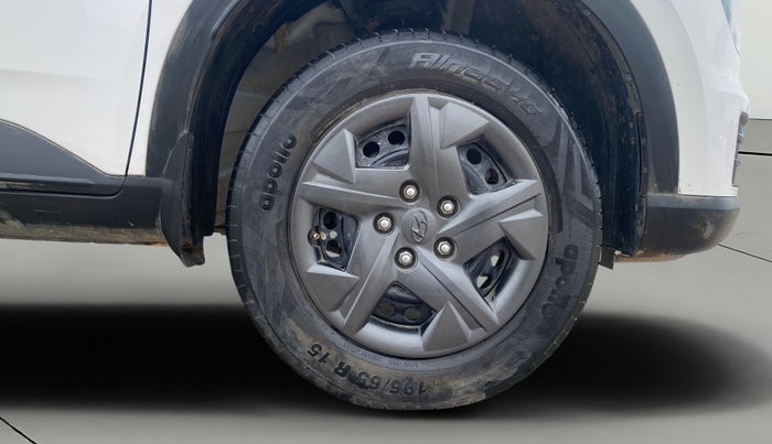 2023 Hyundai VENUE S 1.2, Petrol, Manual, 22,139 km, Right Front Wheel