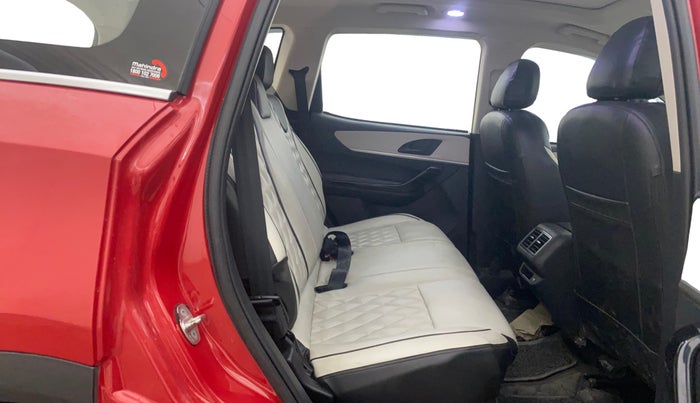 2021 Mahindra XUV700 AX 5 P MT 5 STR, Petrol, Manual, 83,425 km, Right Side Rear Door Cabin