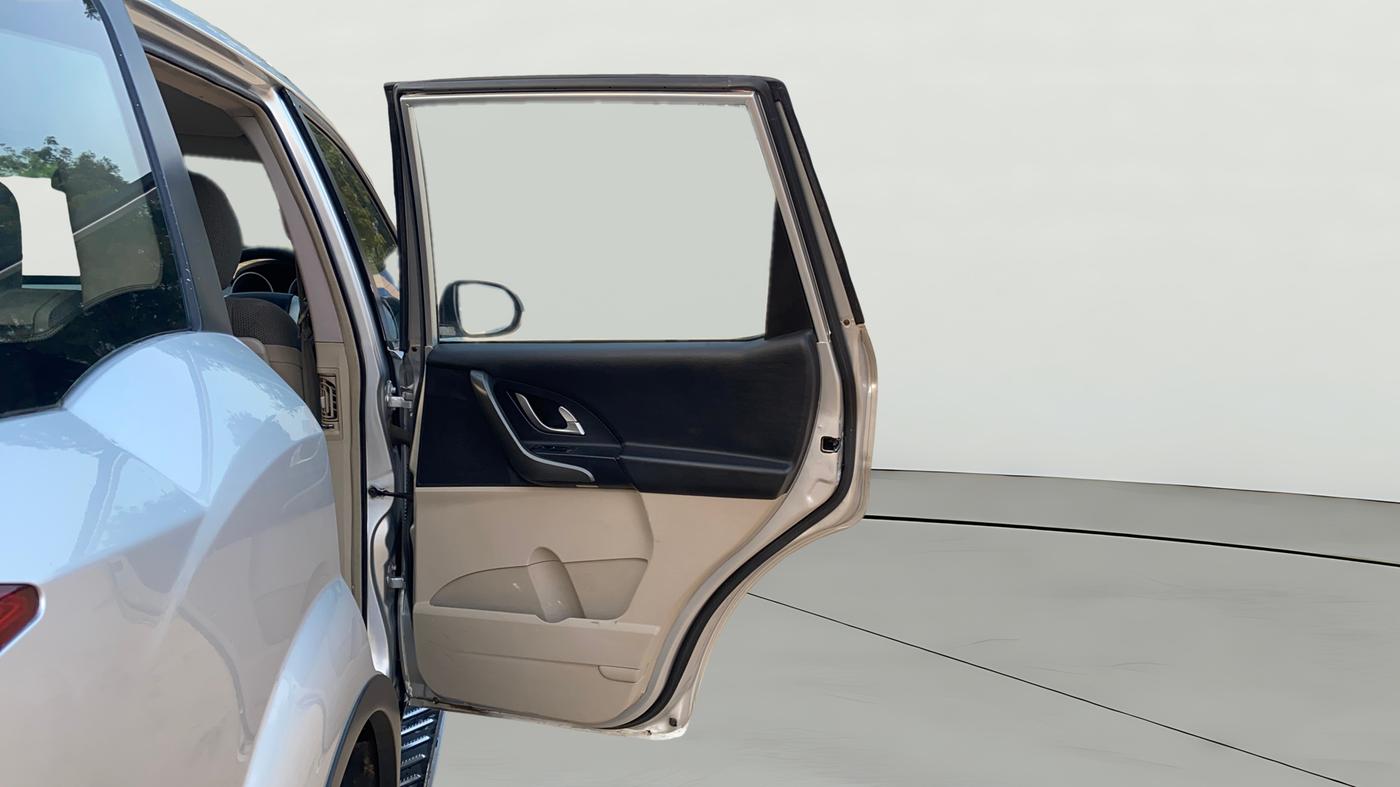 2017 Mahindra XUV500 W6, Diesel, Manual, 1,18,431 km, RHS Rear Door