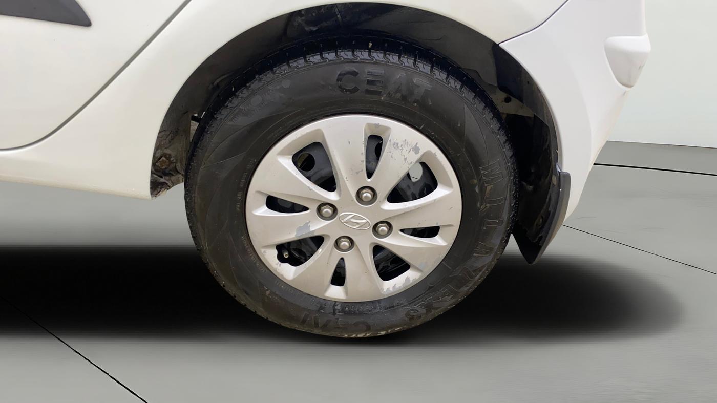2013 Hyundai i10 SPORTZ 1.2 AT, CNG, Automatic, 60,937 km, Left Rear Wheel