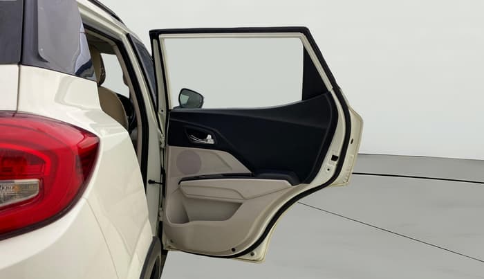 2020 Mahindra XUV300 W8 1.5 DIESEL, Diesel, Manual, 1,04,864 km, RHS Rear Door