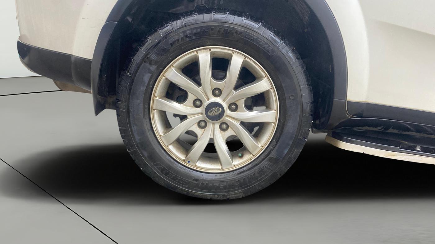 2020 Mahindra XUV500 W9 AT, Diesel, Automatic, 1,21,434 km, Right Rear Wheel