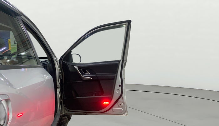 2018 Mahindra XUV500 W9 AT, Diesel, Automatic, 88,814 km, RHS Front Door