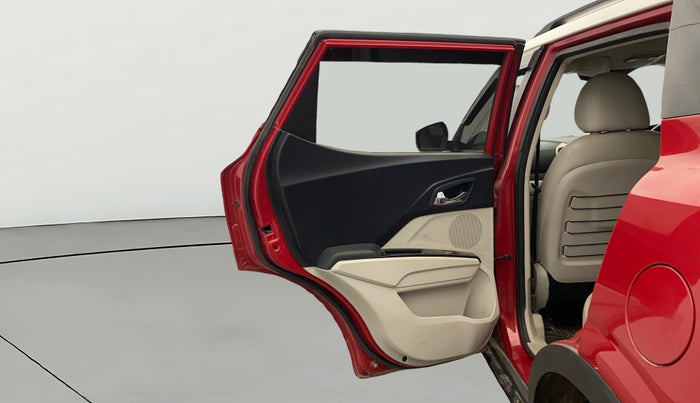 2022 Mahindra XUV300 W8 (O) 1.2 PETROL AMT DUAL TONE, Petrol, Automatic, 29,845 km, LHS Rear Door