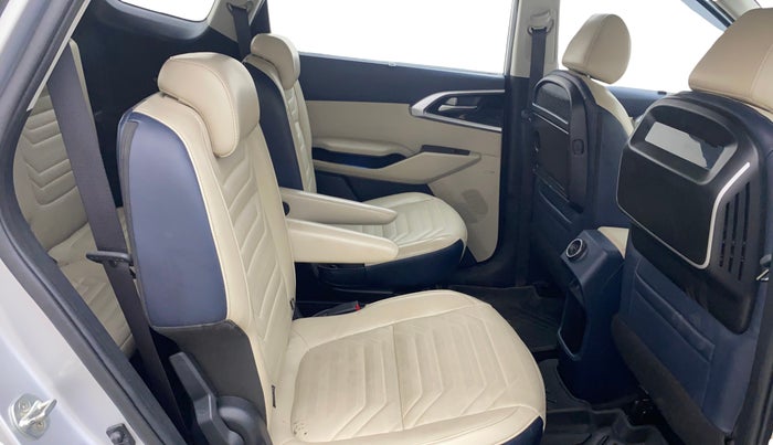 2022 KIA CARENS LUXURY PLUS 1.4 PETROL 6 STR, Petrol, Manual, 80,093 km, Right Side Rear Door Cabin