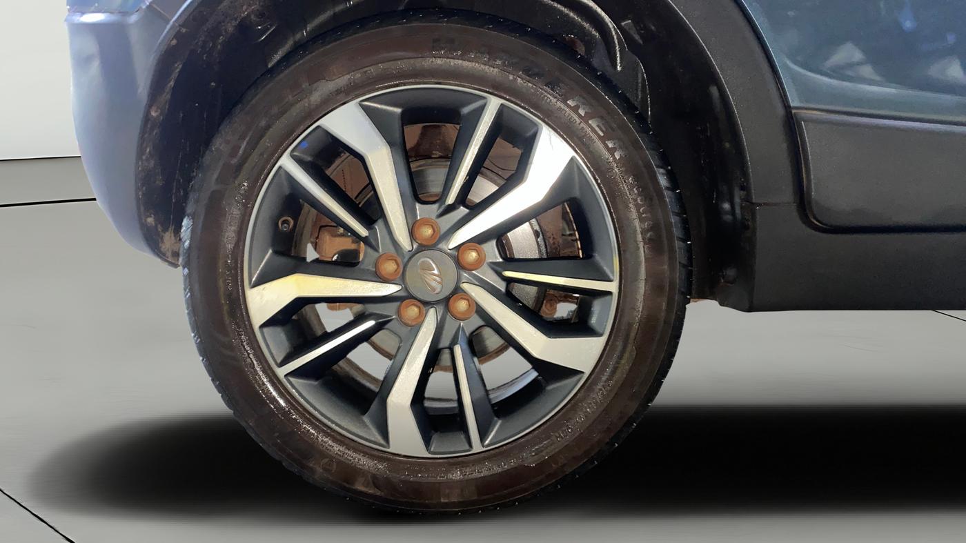 2021 Mahindra XUV300 W8 (O) 1.5 DIESEL AMT DUAL TONE, Diesel, Automatic, 43,432 km, Right Rear Wheel