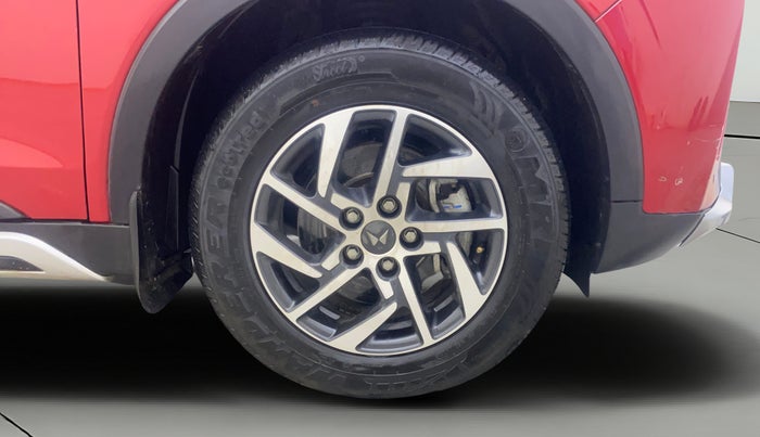 2023 Mahindra XUV300 W8 (O) 1.2 PETROL AMT, Petrol, Automatic, 18,366 km, Right Front Wheel