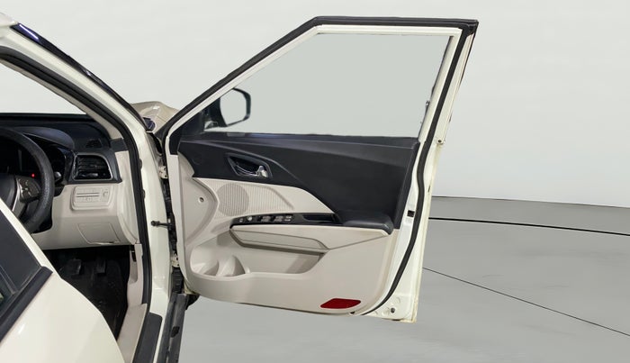 2023 Mahindra XUV300 W8 1.2 PETROL, Petrol, Manual, 22,230 km, RHS Front Door