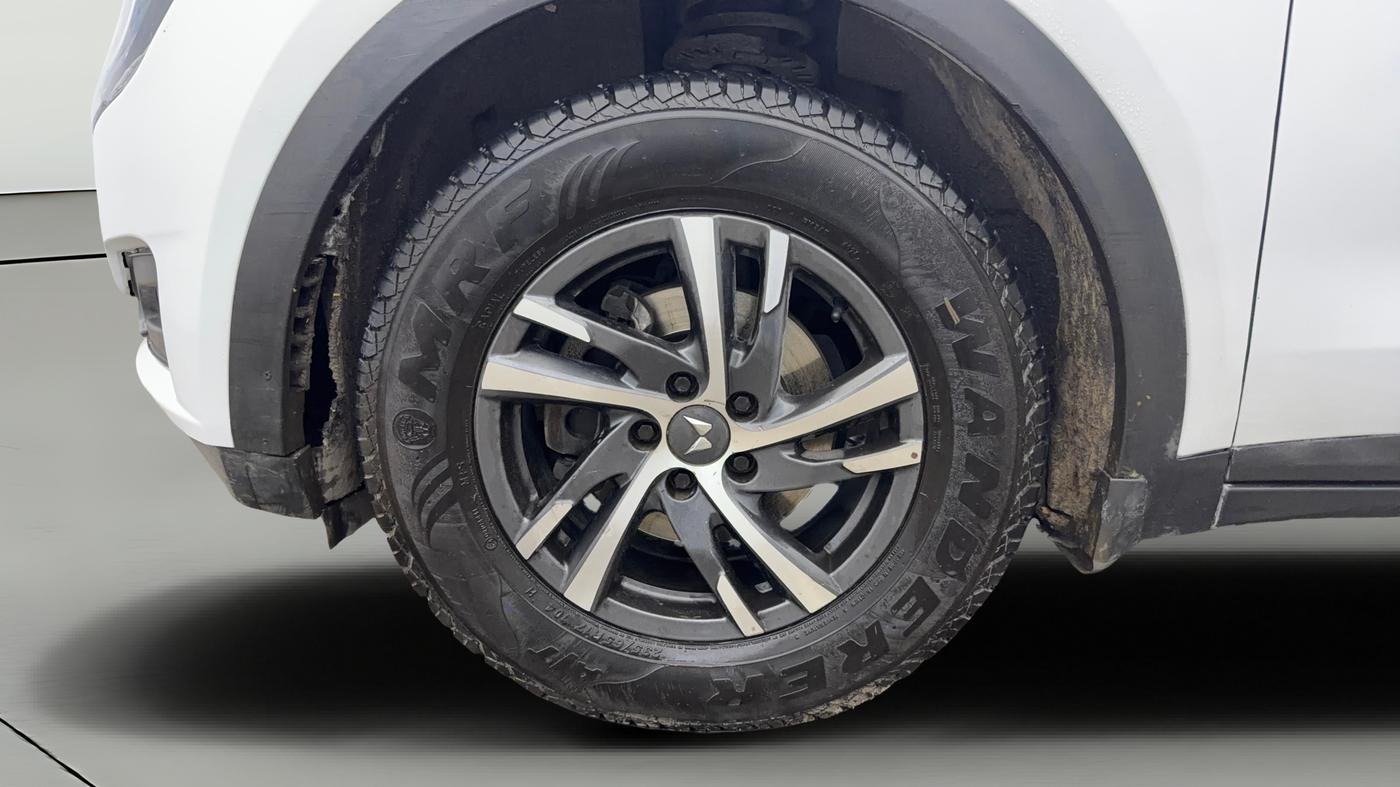 2022 Mahindra XUV700 AX 5 P MT 7 STR, Petrol, Manual, 55,215 km, Left Front Wheel