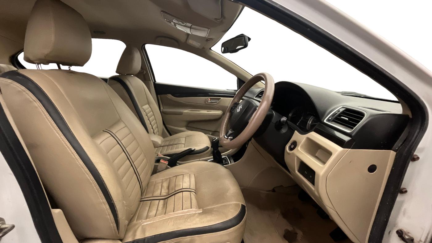 2015 Maruti Ciaz ZXI+, Petrol, Manual, 1,16,097 km, Right Side Front Door Cabin