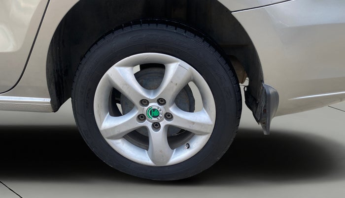 2012 Skoda Rapid ELEGANCE 1.6 MPI AT, Petrol, Automatic, 38,001 km, Left Rear Wheel