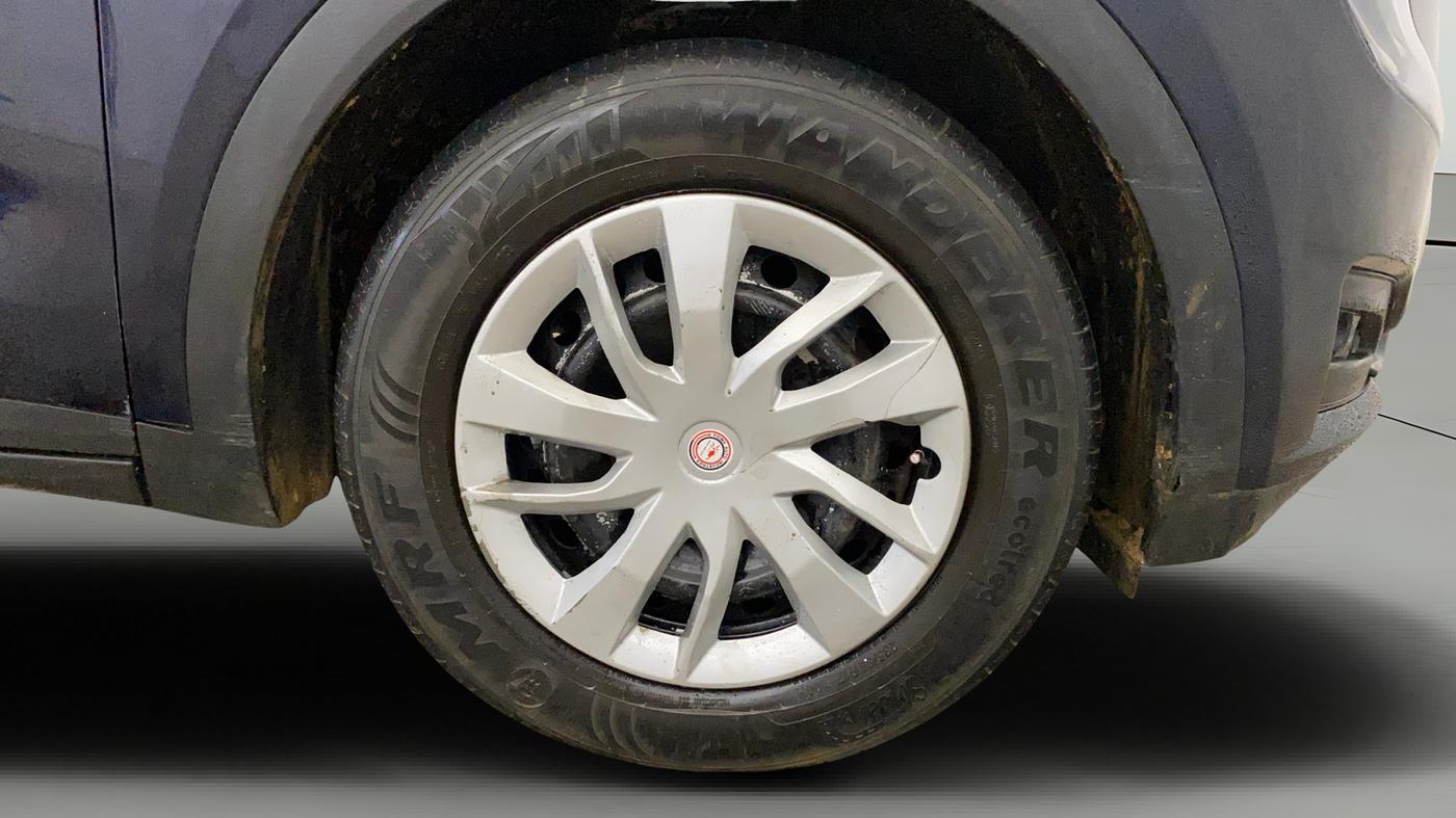 2023 Mahindra XUV700 MX P MT 5 STR, Petrol, Manual, 39,151 km, Right Front Wheel