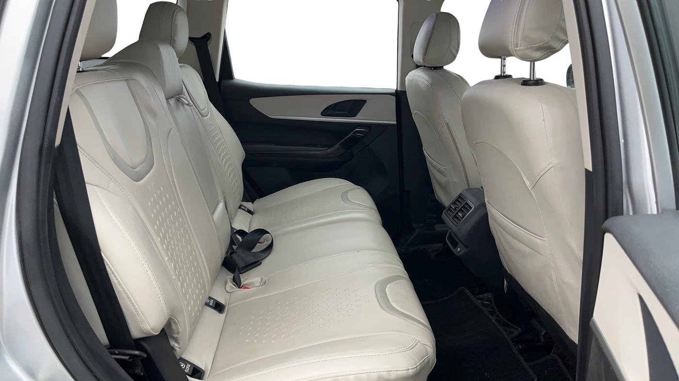 2022 Mahindra XUV700 AX 5 D AT 7 STR, Diesel, Automatic, 65,725 km, Right Side Rear Door Cabin