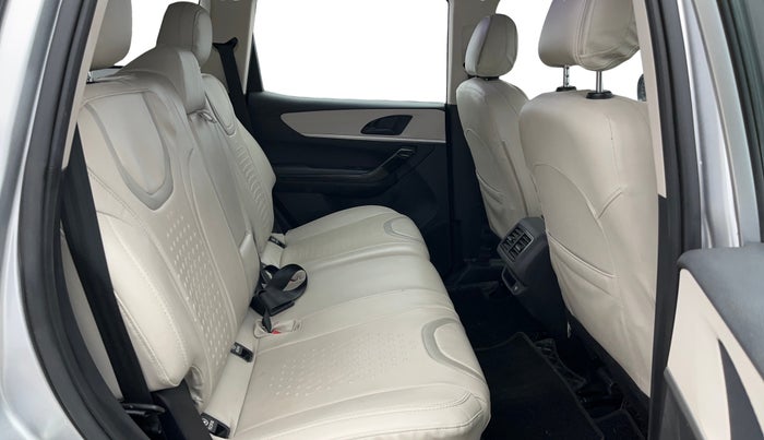 2022 Mahindra XUV700 AX 5 D AT 7 STR, Diesel, Automatic, 65,725 km, Right Side Rear Door Cabin