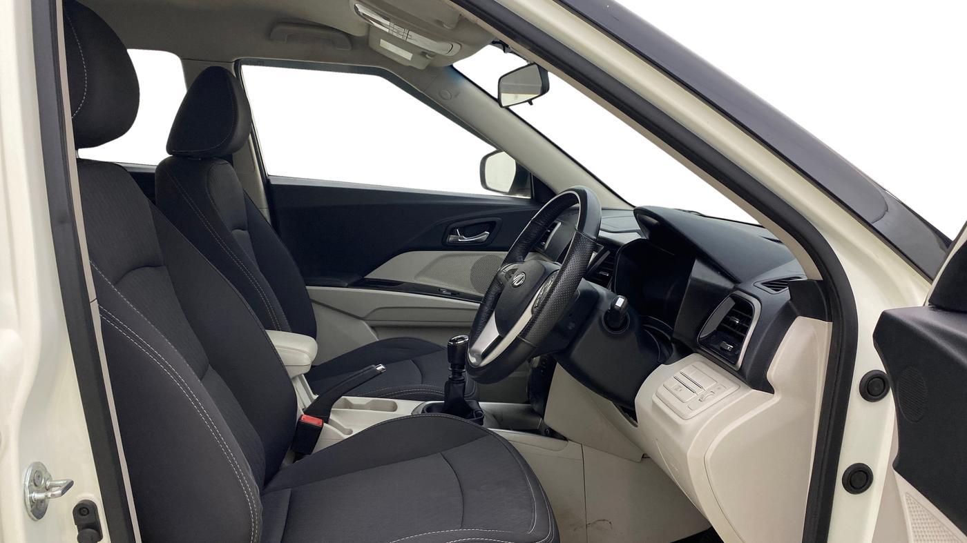 2022 Mahindra XUV300 W8 1.2 PETROL, Petrol, Manual, 62,411 km, Right Side Front Door Cabin