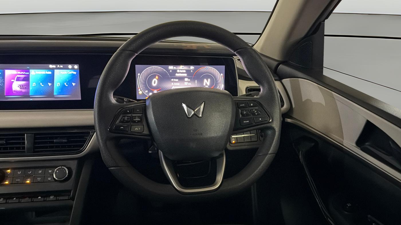 2025 Mahindra XUV700 AX 5 P MT 7 STR, Petrol, Manual, 30,585 km, Steering Wheel Close Up