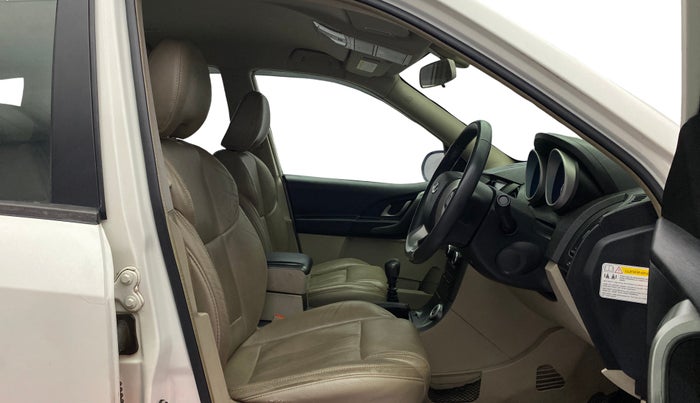 2016 Mahindra XUV500 W8, Diesel, Manual, 1,23,899 km, Right Side Front Door Cabin